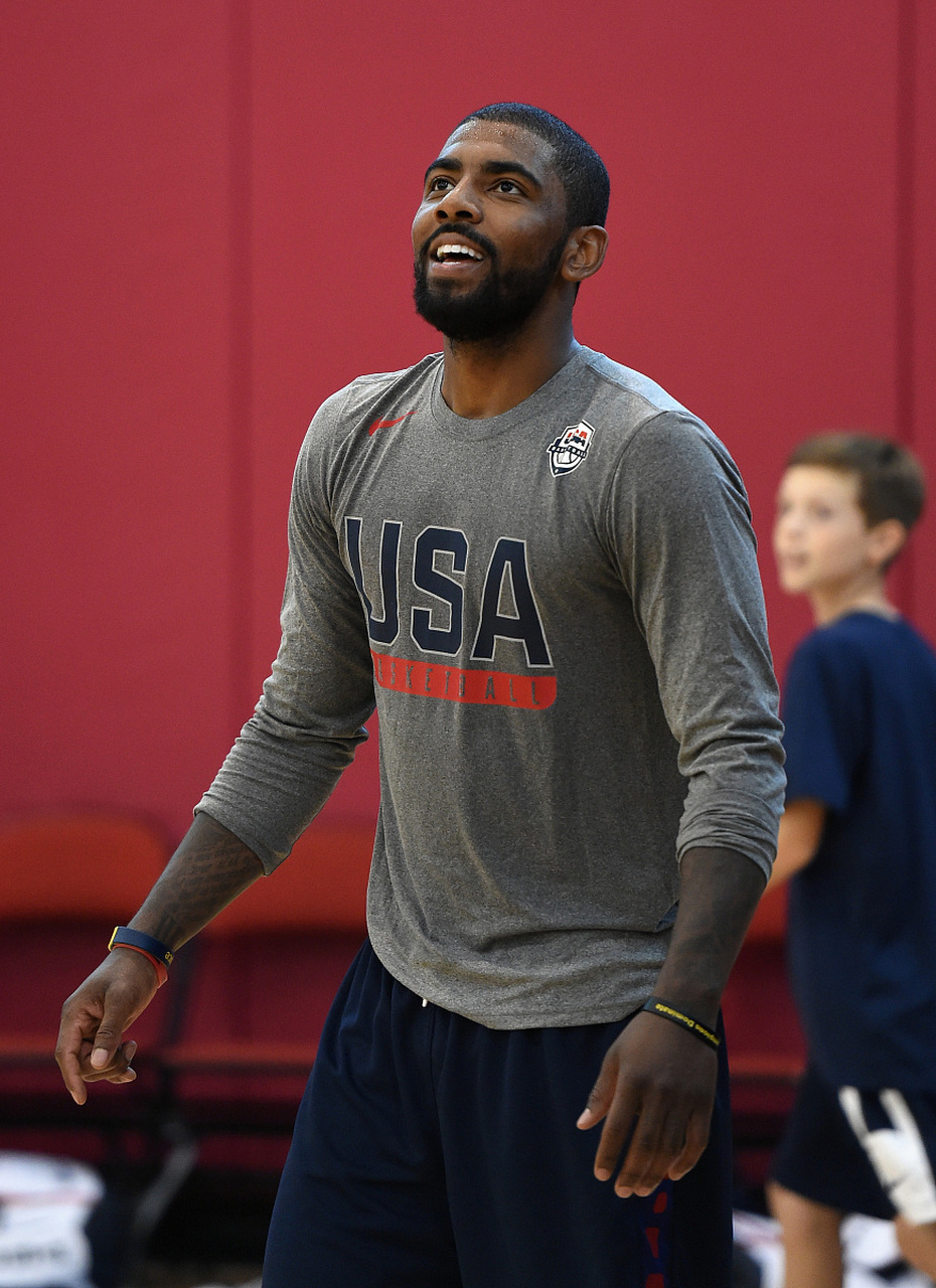 球员争抢位 球员争抢位